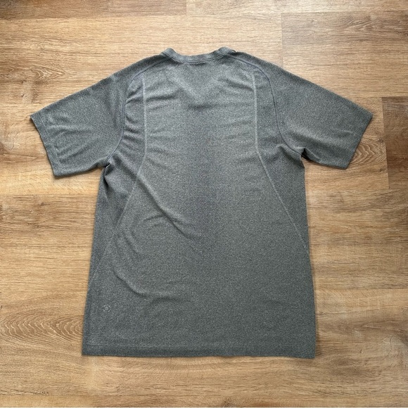 Mens Lululemon Metal Vent Tech Short Sleeve V Neck Grey Slate Size Medium - Picture 3 of 6